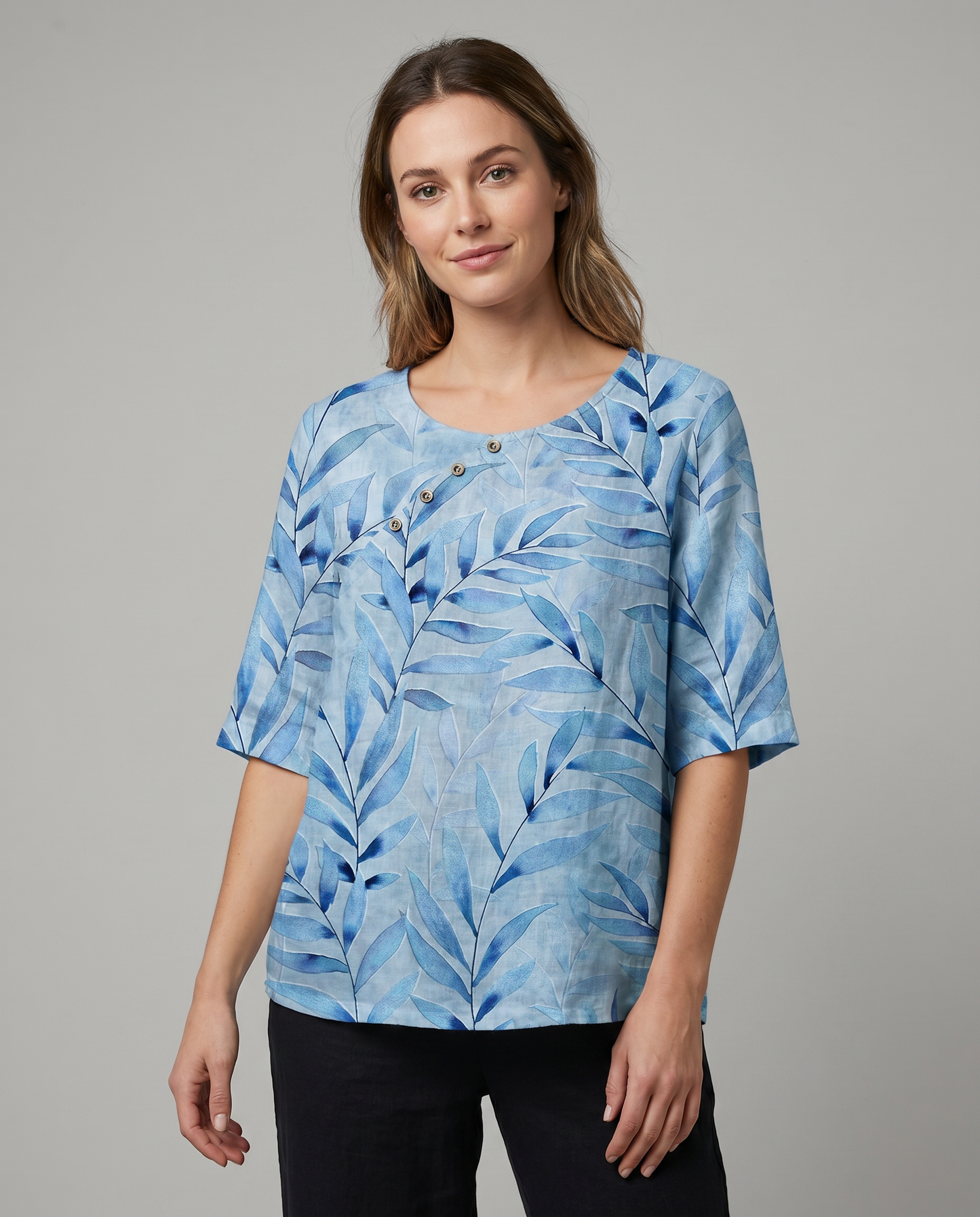 Luftige Bluse mit Blattmuster und Knopfleiste vorne