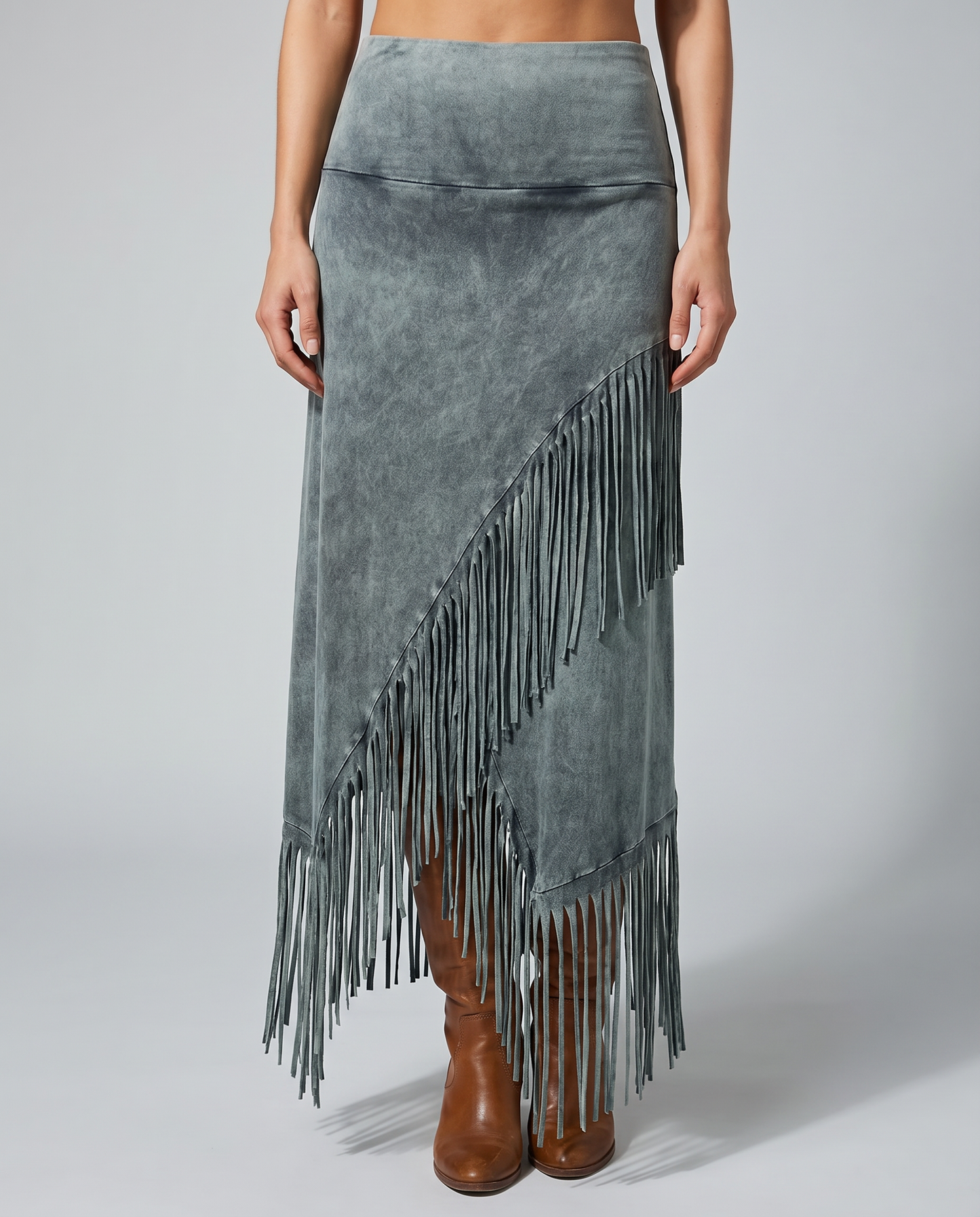 Gonna lunga bohemien grigia con frange e nappine