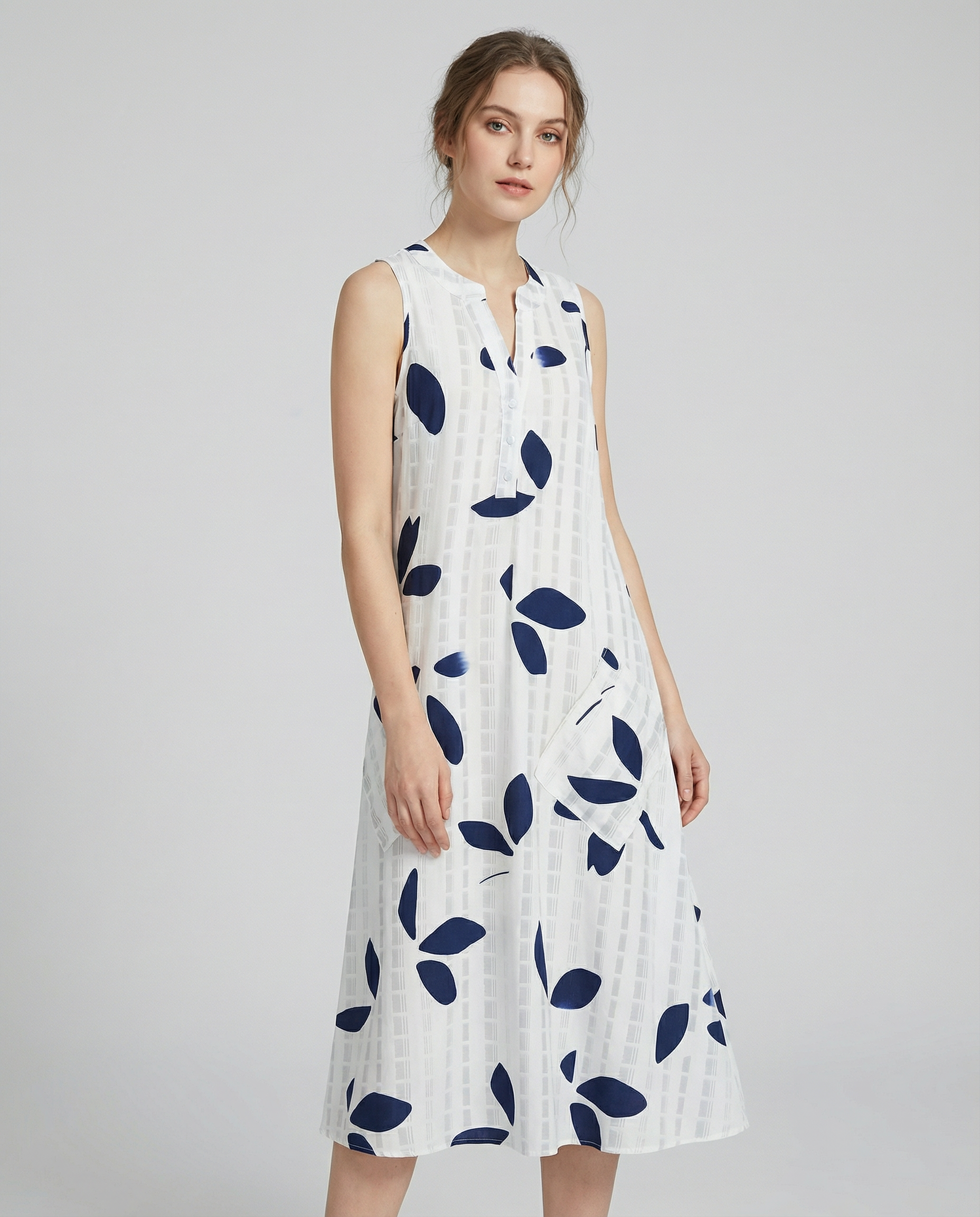 Tessa Leaf Print Maxi Dress – Stylish V-Neck Sleeveless Summer Outfit 3