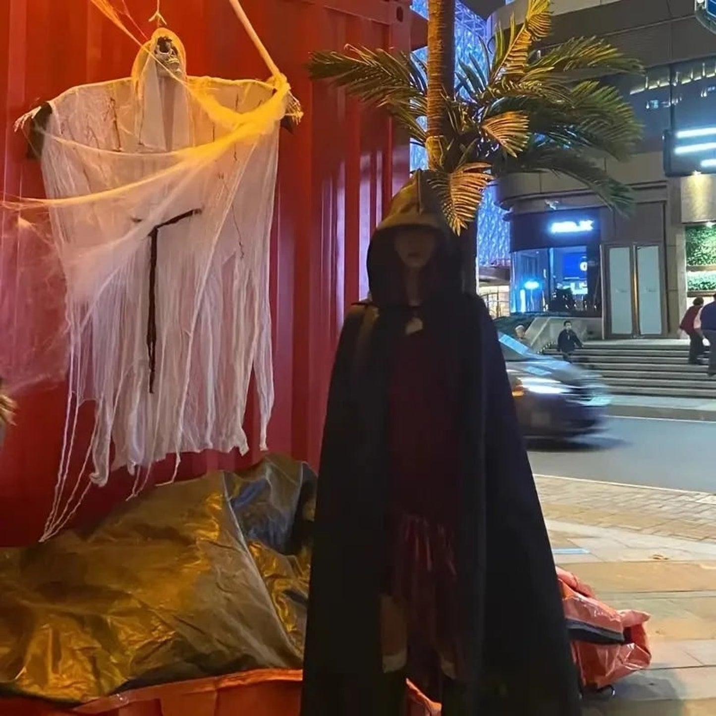Unisex Hooded Cape for Halloween Cosplay - Image 4